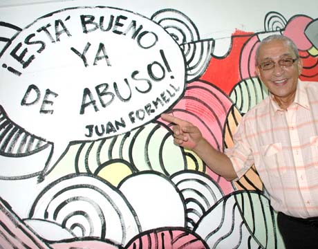 Juan Formell, director de Los Van Van Junto a mural humorístico en el Pabellón Cuba. Con motivo del día de la Cultura Cubana en el año 2008